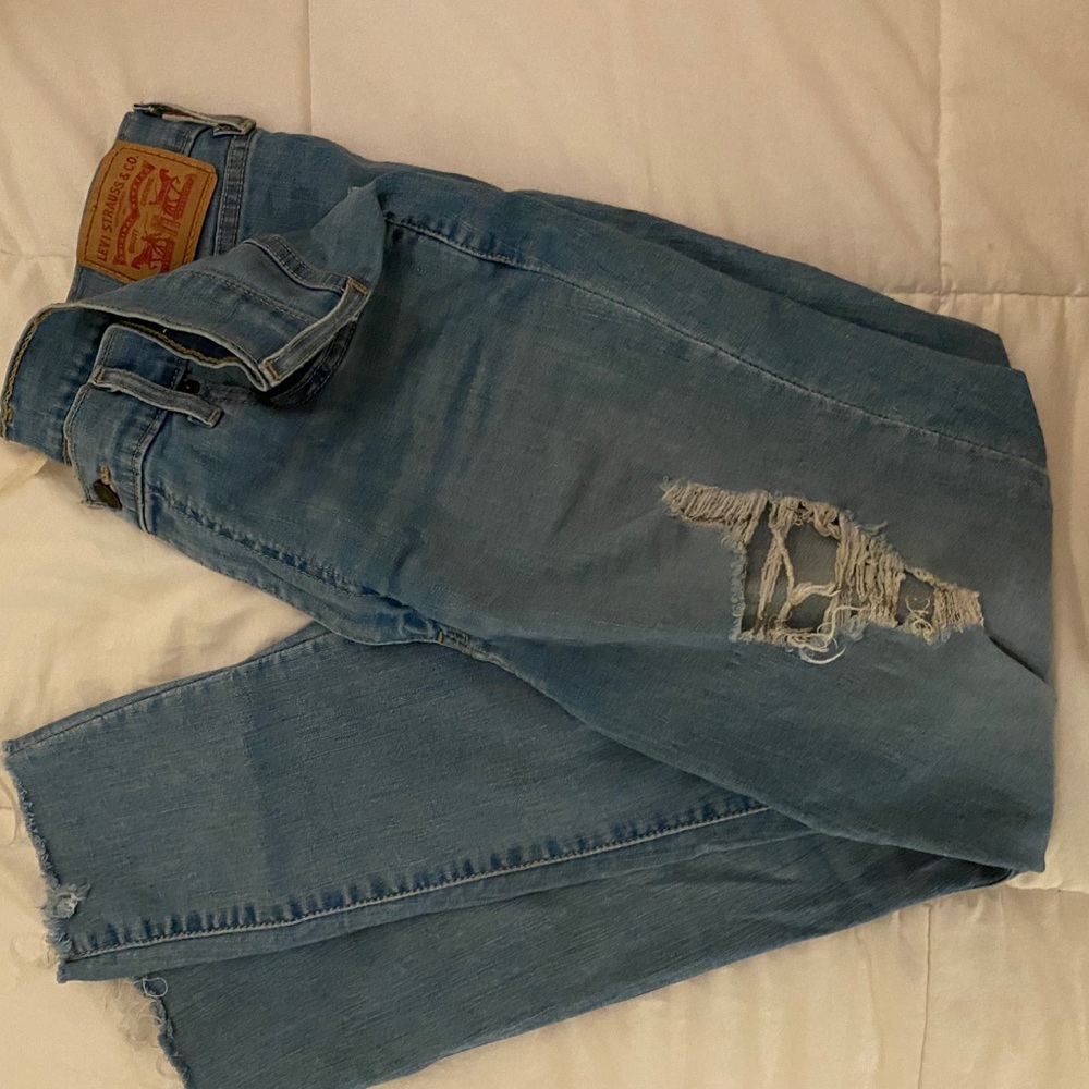 Distressed Levi’s skinny jeans